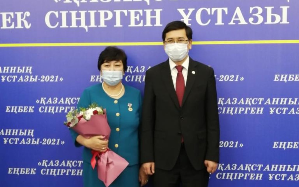 БАЙУЛОВА ГҮЛНАЗИЯ САБЫРҚЫЗЫН «ҚАЗАҚСТАННЫҢ ЕҢБЕК СІҢІРГЕН ҰСТАЗЫ» ҚҰРМЕТТІ АТАҒЫН АЛУЫМЕН ҚҰТТЫҚТАЙМЫЗ!
